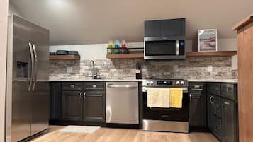 Frigorífico, microondas, horno y placa de cocina