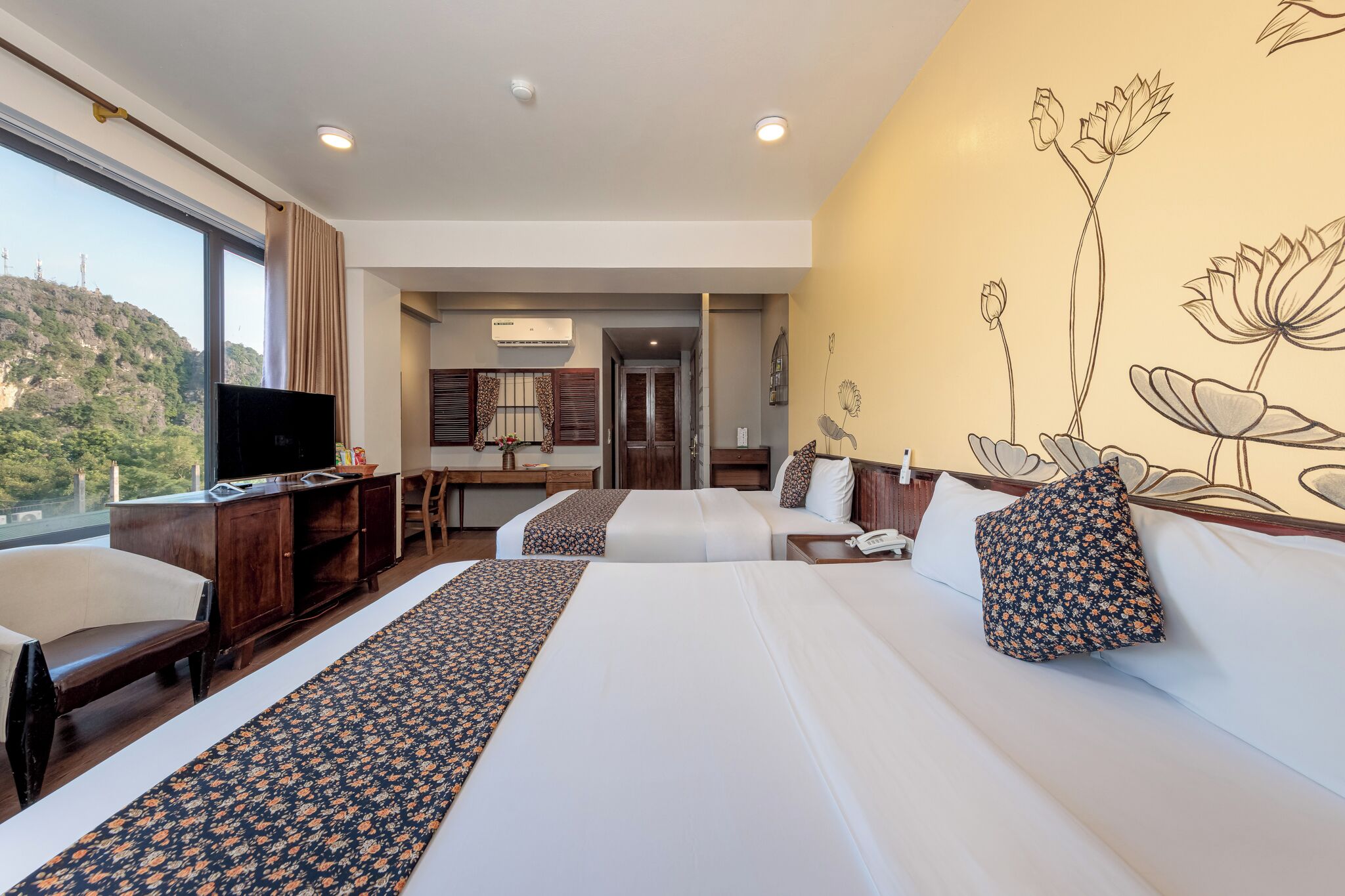 Deluxe vierpersoonskamer, balkon, uitzicht op bergen | Een minibar, een bureau, geluiddichte muren, een strijkplank/strijkijzer