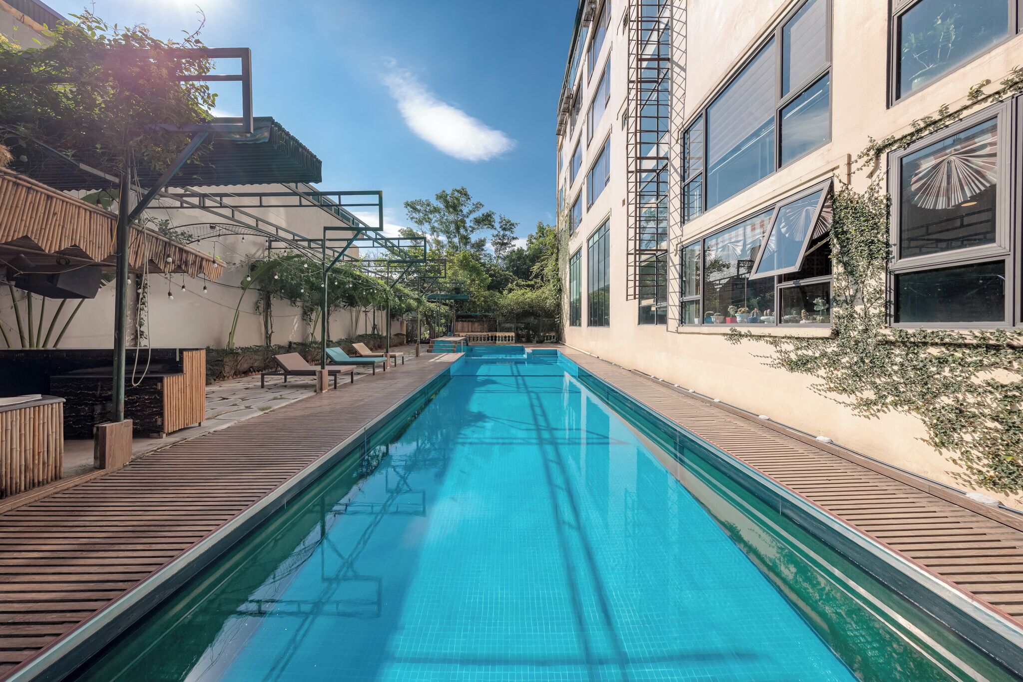 Una piscina al aire libre