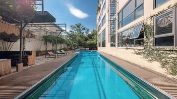 Una piscina al aire libre