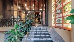Una escalera conduce a un restaurante con vistas a la calle.