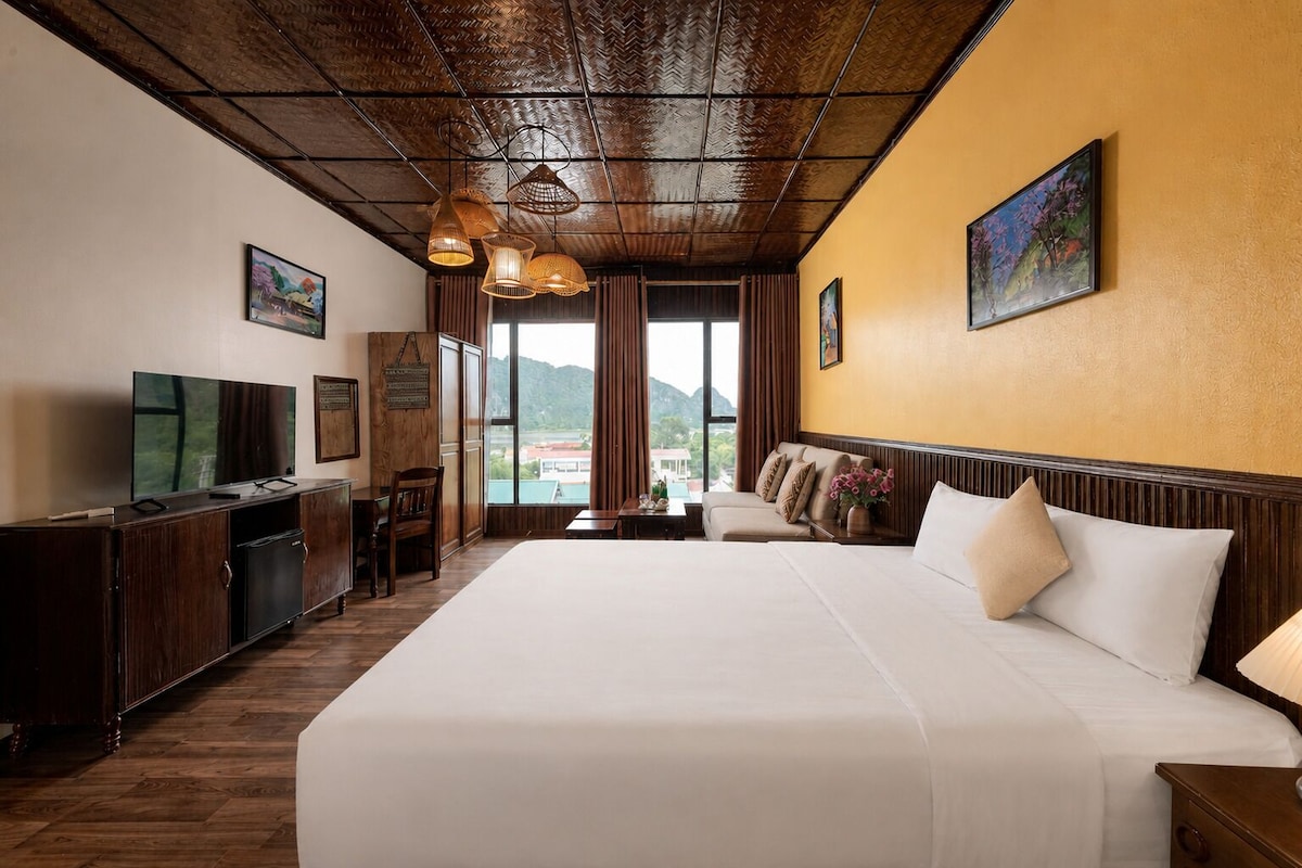 Ropa de cama de alta calidad, cubrecamas, minibar y escritorio 