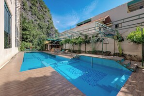 Una piscina al aire libre