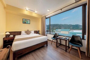 Habitación, 1 cama de matrimonio, vistas al jardín | Minibar, escritorio, tabla de planchar con plancha y wifi gratis