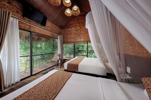 Design Triple Room | Minibar, desk, iron/ironing board, free WiFi