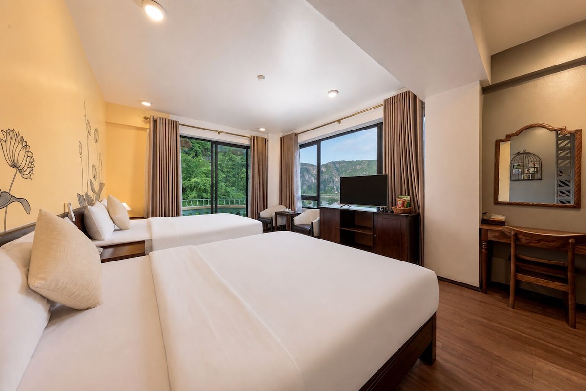 Ropa de cama de alta calidad, cubrecamas, minibar y escritorio 