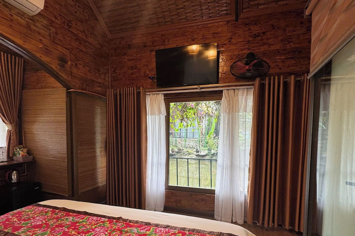 Design Room, Lake View, Lakeside | Minibar, desk, soundproofing, iron/ironing board