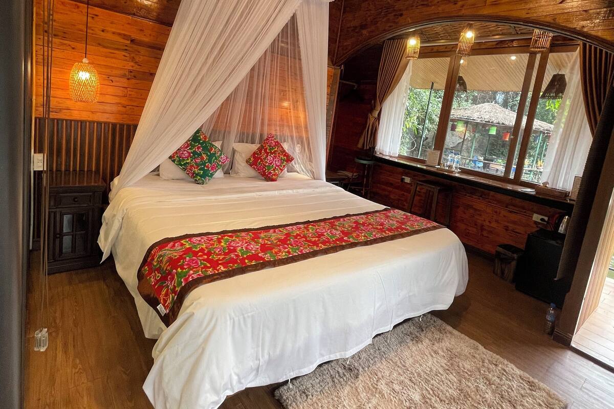 Design Room, Lake View, Lakeside | Minibar, desk, soundproofing, iron/ironing board