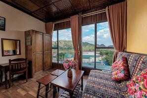 Vierbettzimmer, Badewanne | Wohnbereich