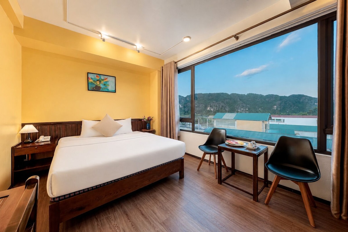 Ropa de cama de alta calidad, cubrecamas, minibar y escritorio 