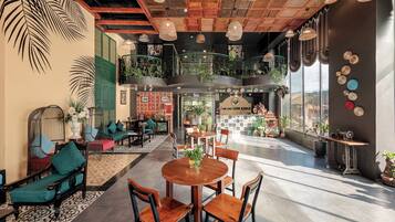 Habitación con 2 camas individuales, vistas a la piscina | Minibar, escritorio, sistema de insonorización