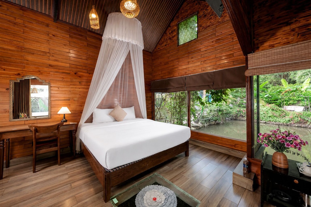Ropa de cama de alta calidad, cubrecamas, minibar y escritorio 