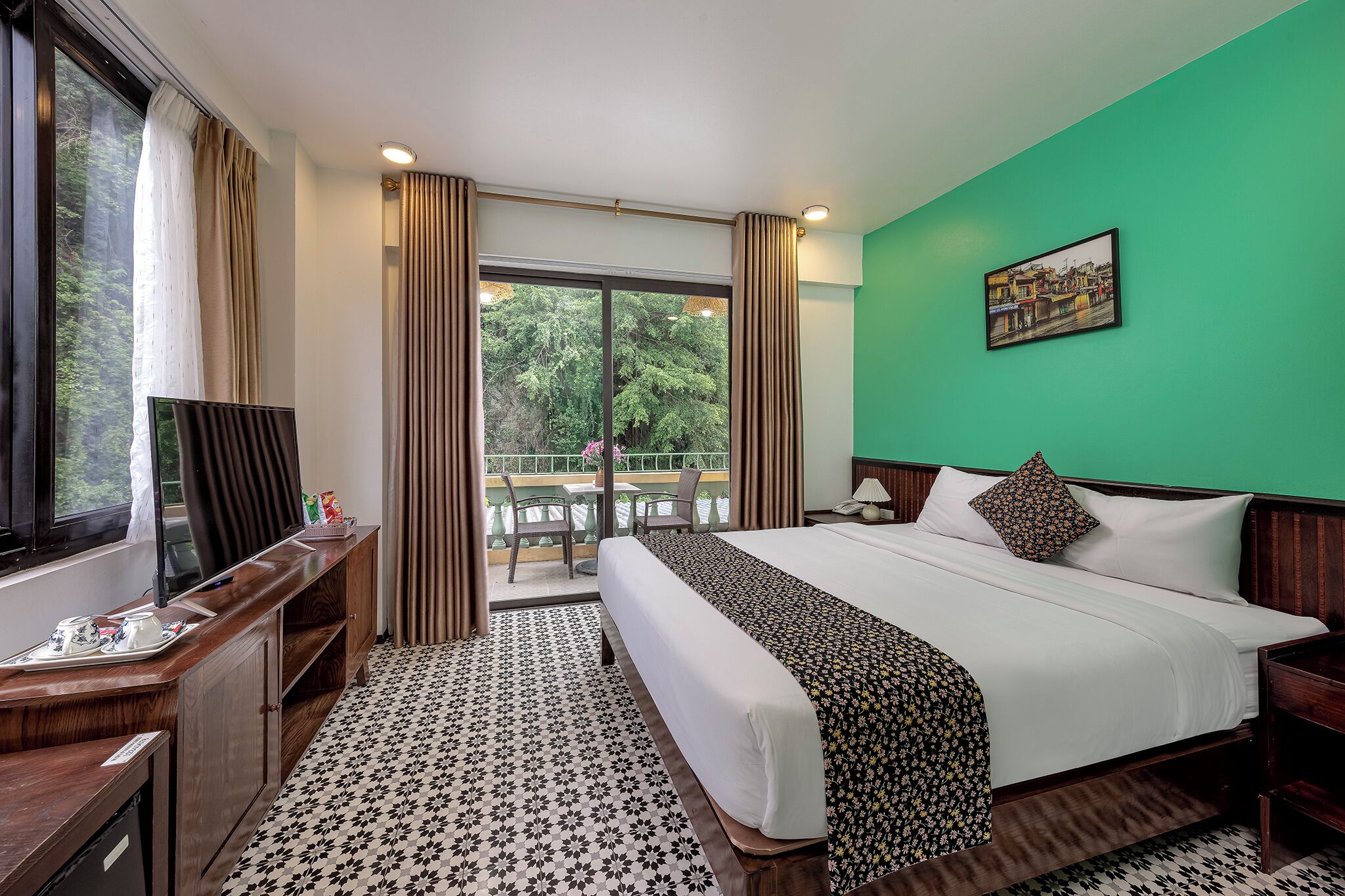 Tweepersoonskamer, uitzicht op zwembad | Een minibar, een bureau, geluiddichte muren, een strijkplank/strijkijzer