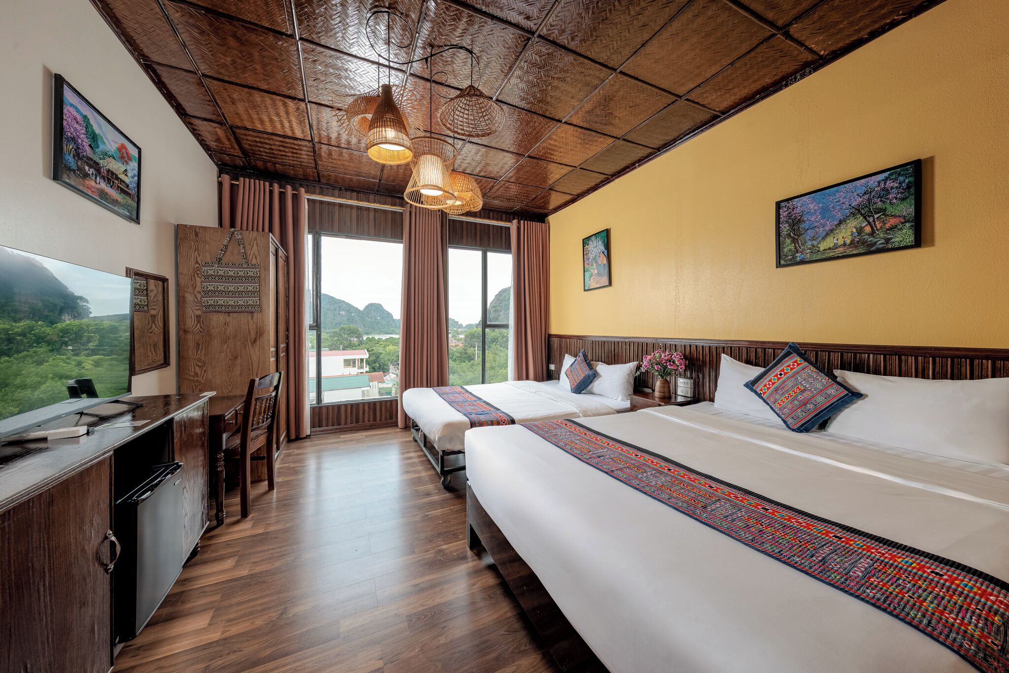 Vierpersoonskamer, bad | Een minibar, een bureau, geluiddichte muren, een strijkplank/strijkijzer