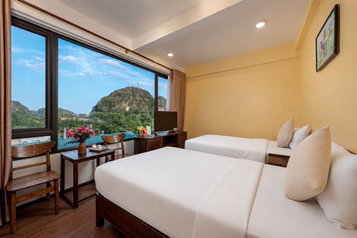 Ropa de cama de alta calidad, cubrecamas, minibar y escritorio 