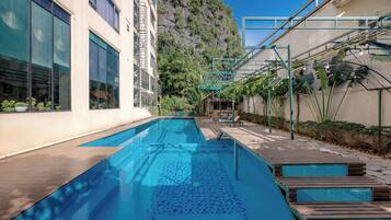 Una piscina al aire libre