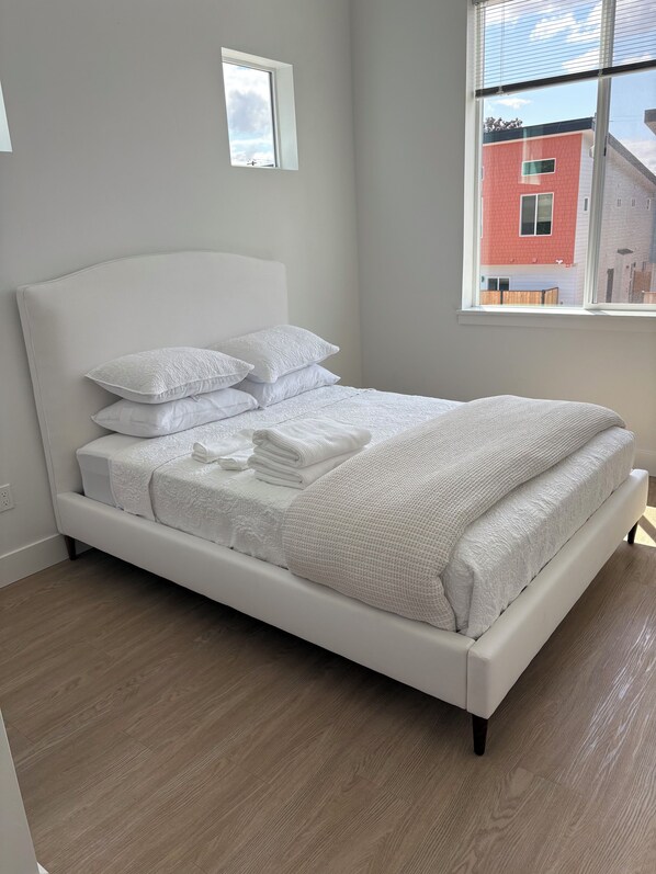 2 chambres, fer et planche à repasser, lit de bébé portatif