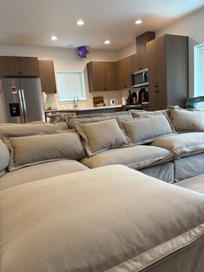 Interior - Clean and Contemporary Stay in Eugene. (Eugene)