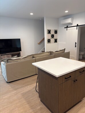 Interior - Clean and Contemporary Stay in Eugene. (Eugene)