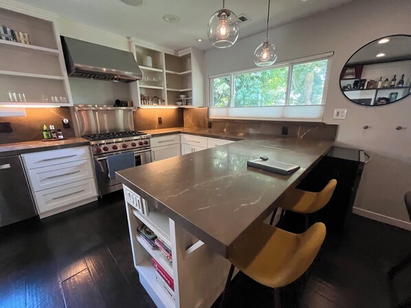 ميكروويف، فرن، موقد طهي مسطح، غسالة أطباق