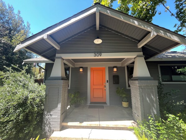 Exterior detail - Cozy Craftsman Sanctuary in the best neighborhood in Modesto (Modesto)