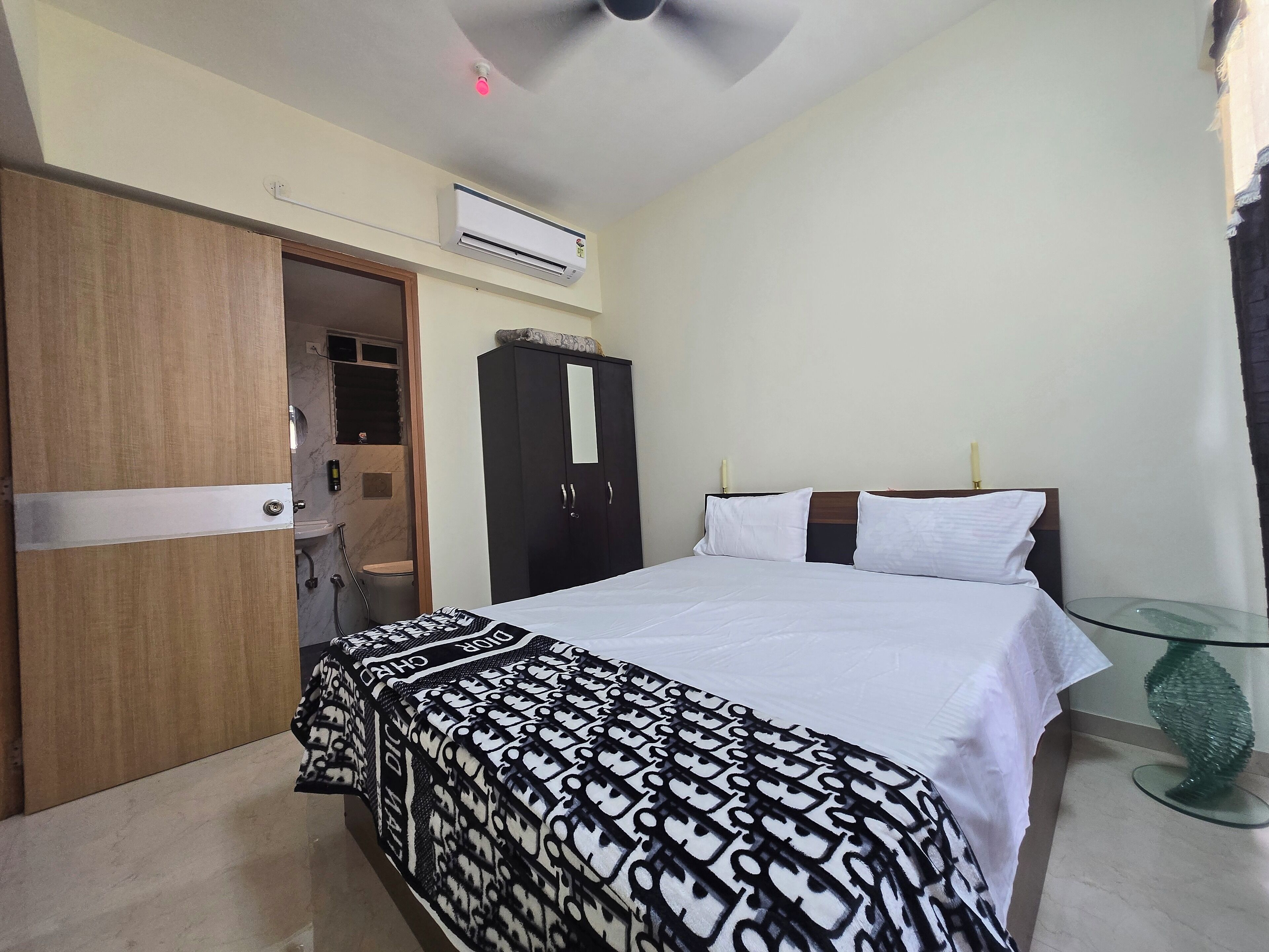 Silitysrauta/-lauta, Wi-Fi, vuodevaatteet