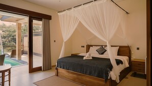 Un dormitorio con cama de madera, dosel y vistas a una piscina y zona de estar al aire libre.