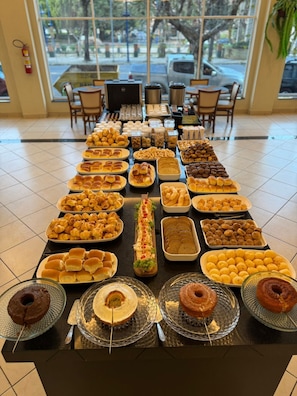 TĂ€gliches inbegriffenes FrĂŒhstĂŒcksbuffet
