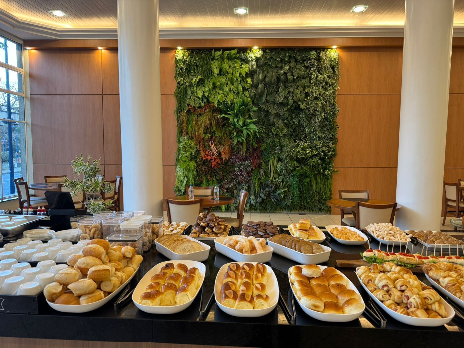 Café da manhã com buffet grátis todos os dias