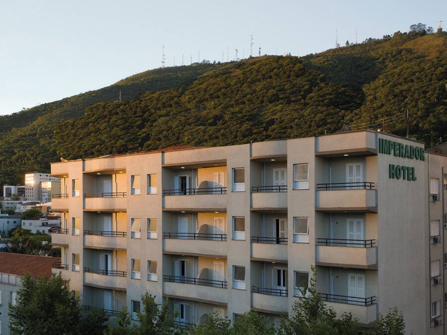 Un hotel de varios pisos con balcones y un letrero que dice "IMPERADOR HOTEL".