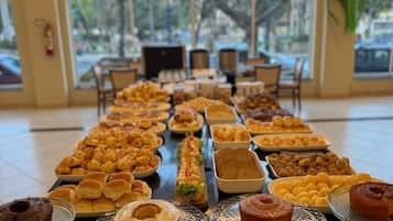 包含每日自助早餐