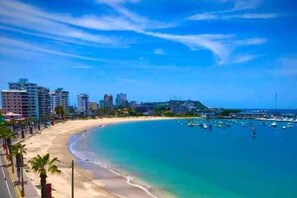 Playa en los alrededores y camastros 