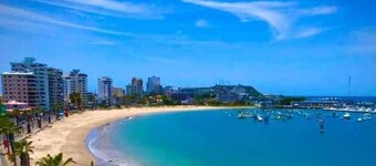 Urb. privada en Salinas con seguridad, pocas cuadras del malecón, WiFi, juegos.