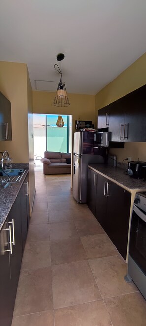 Microondas, horno, cafetera o tetera y tostadora