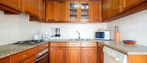 Kühlschrank, Mikrowelle, Ofen, Geschirrspüler
