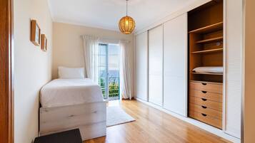 3 makuuhuonetta, silitysrauta/-lauta, internet, vuodevaatteet