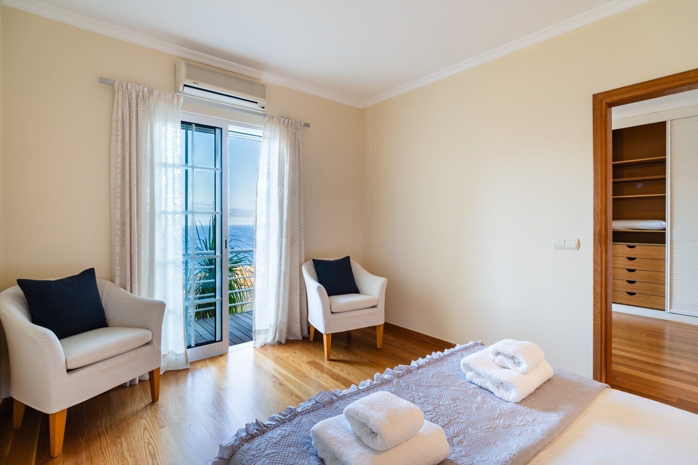 3 slaapkamers, een strijkplank/strijkijzer, internet, beddengoed