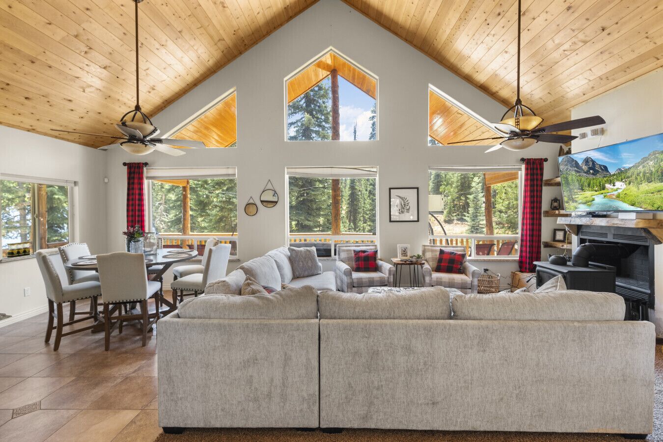 Smart-TV, Kamin, Tischtennisplatte