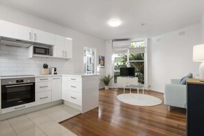 Fridge, microwave, oven, stovetop - Seaside 1-Bed Stay Near Cafés & Attractions (St Kilda)