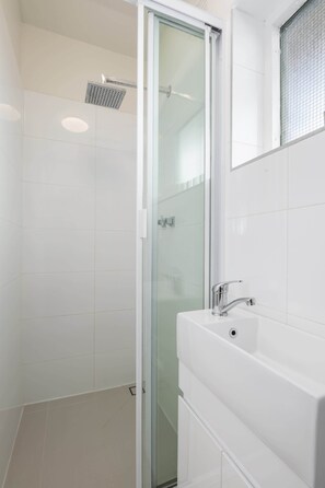 Shower, hair dryer, towels