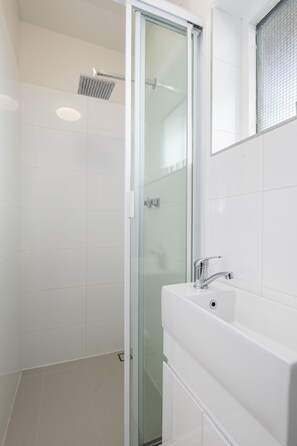 Douche, sèche-cheveux, serviettes fournies