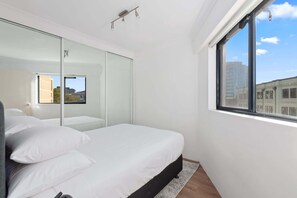 2 habitaciones, tabla de planchar con plancha, wifi y ropa de cama 