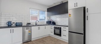 3-Bed Campbelltown Stay with Private Balcony
