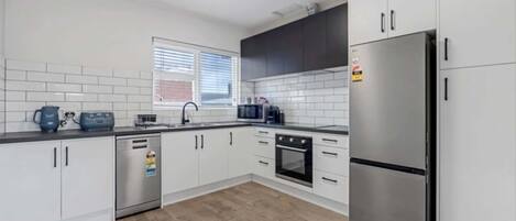 Køleskab, mikrobølgeovn, ovn, kogeplade