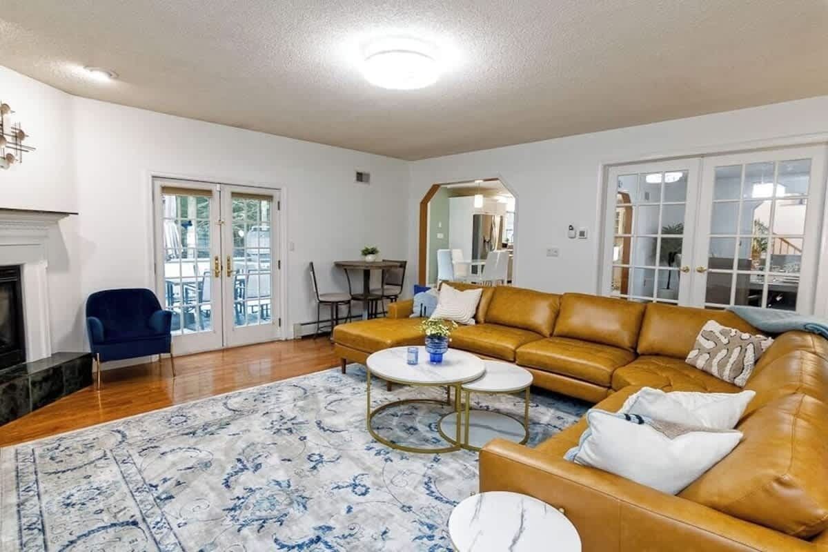 Una televisión, una chimenea