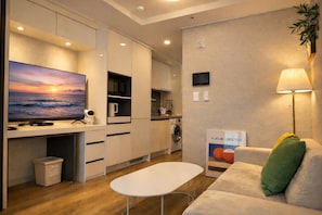 Cubrecamas, espacio para trabajar con laptop y wifi gratis 