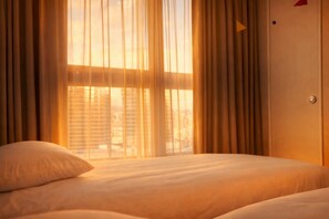 Familien-Zweibettzimmer | Daunenbettdecken, laptopgeeigneter Arbeitsplatz, kostenloses WLAN