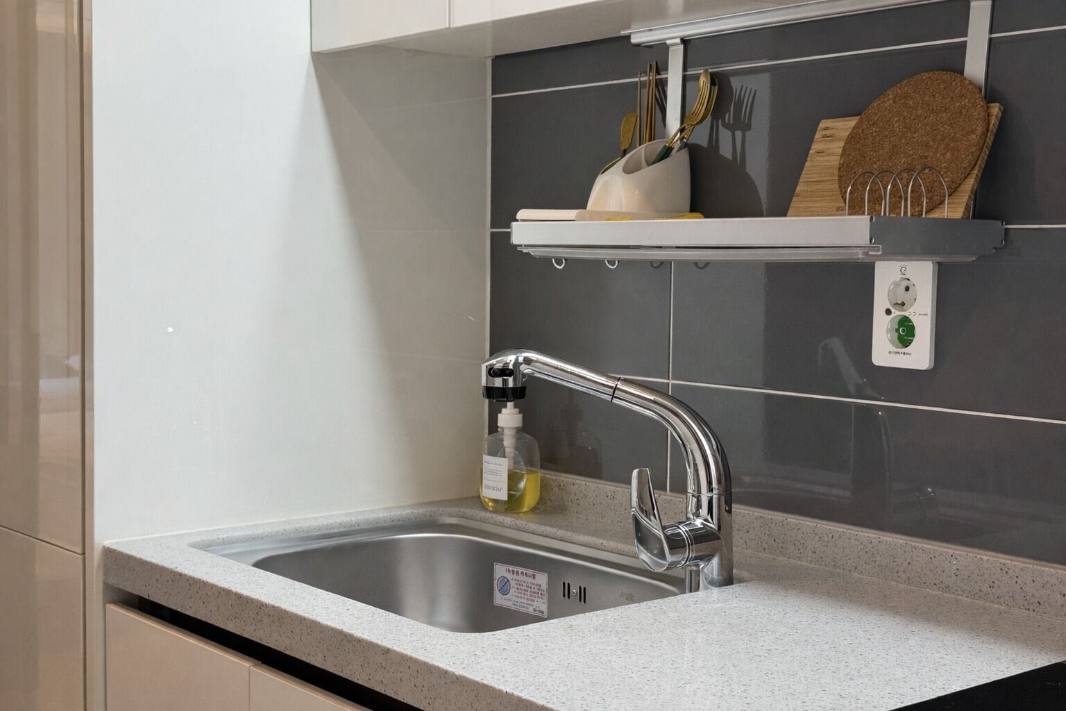 Frigorífico grande, microondas, placa de cocina y utensilios de cocina