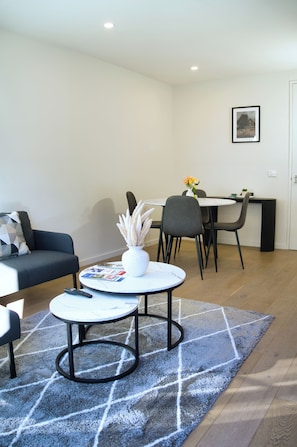 Apartment, 1 Katil Ratu (Queen), Non Smoking, Kitchen | Ruang tamu