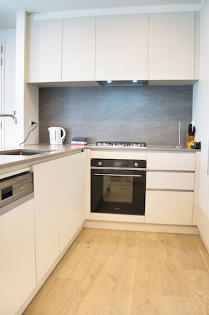 Apartment, 1 Queen-Bett, Nichtraucher, Küche | Eigene Küche | Esstisch